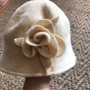 All wool hat with flower
